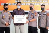 Ket Foto : Penyerahan CSR diserahkan secara simbolis di Aula Rumkit Bhayangkara oleh Perwakilan PT. Astra Group kepada Direktur Pamovit.