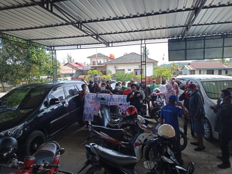Ket Foto : Sejumlah warga Desa Tinali melakukan ujnjuk rasa di kantor PMD Kab. Mateng.