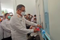 Ket Foto : Sekdaprov Sulbar Muh. Idris meresmikan gedung baru khusus pasien Covid - 19.