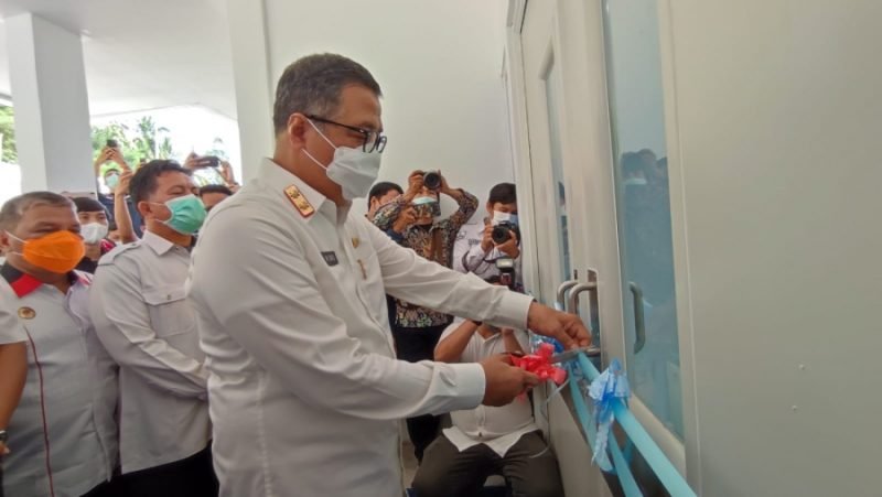 Ket Foto : Sekdaprov Sulbar Muh. Idris meresmikan gedung baru khusus pasien Covid - 19.