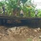 Ket Foto : Jalan di Desa Buttu Pamboang amblas dan tidak bisa dilalui akibat diguyur hujan.