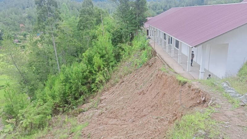 Tebing lokasi SMK Pariwisata Mamasa terancam ambruk. 