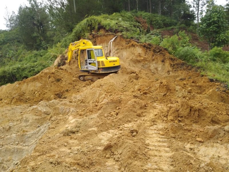 Sebuah alat excavator di Kabupaten Mamasa, sedang bekerja melakukan pengerukan tanah.