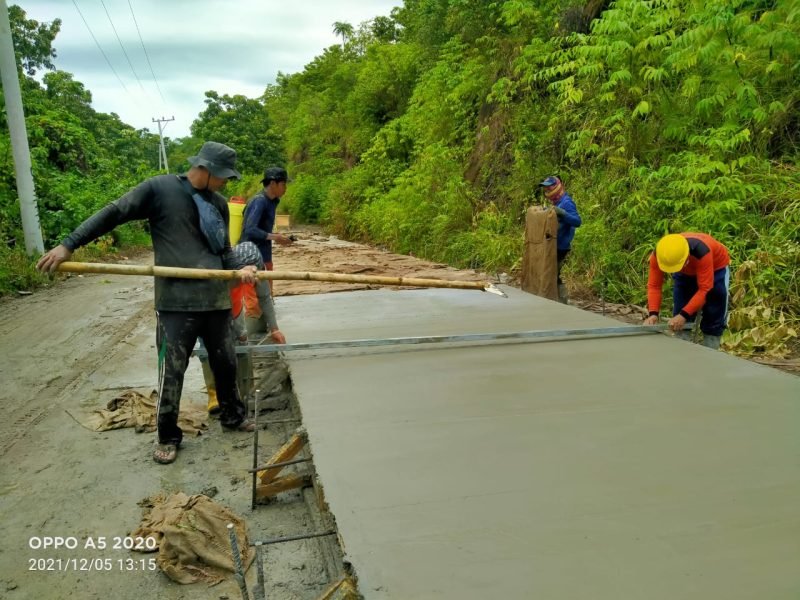 Terlihat pengecoran rabat beton proyek PEN Urekang - Salutambung dengan nilai anggaran 9,5 Miliar yang bersumber dari dana PEN.