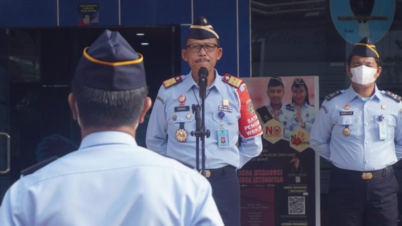 Kakanwil Kumham Sulbar Faisol Alo saat menjadi inspektur upacara bendera. 