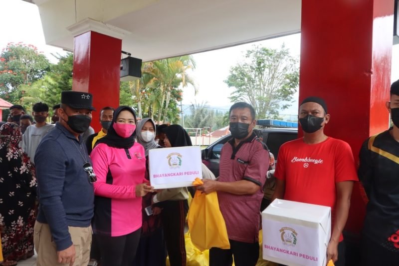 Kapolda Sulbar , Irjen eko budi Sampurno, memberikan bantuan kepada anggota yang terdampak bencana kebakaran tersebut. Sabtu 2 April 2022.
