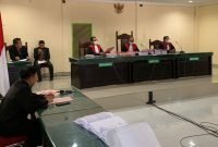 JPU Hidjaz membcakan dakwaan Ketiga terdakwa per kara korupsi replanting di Pengadilan Tipikor Mamuju. ( Foto/Arfan ) 