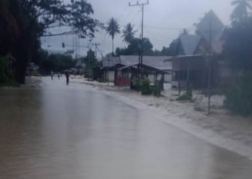 Kondisi jalan trans Sulawesi di rendam banjir setinggi lutut orang dewasa di jalur  Malunda. Sampai malam ini kendaraan  masih terjebak macet.