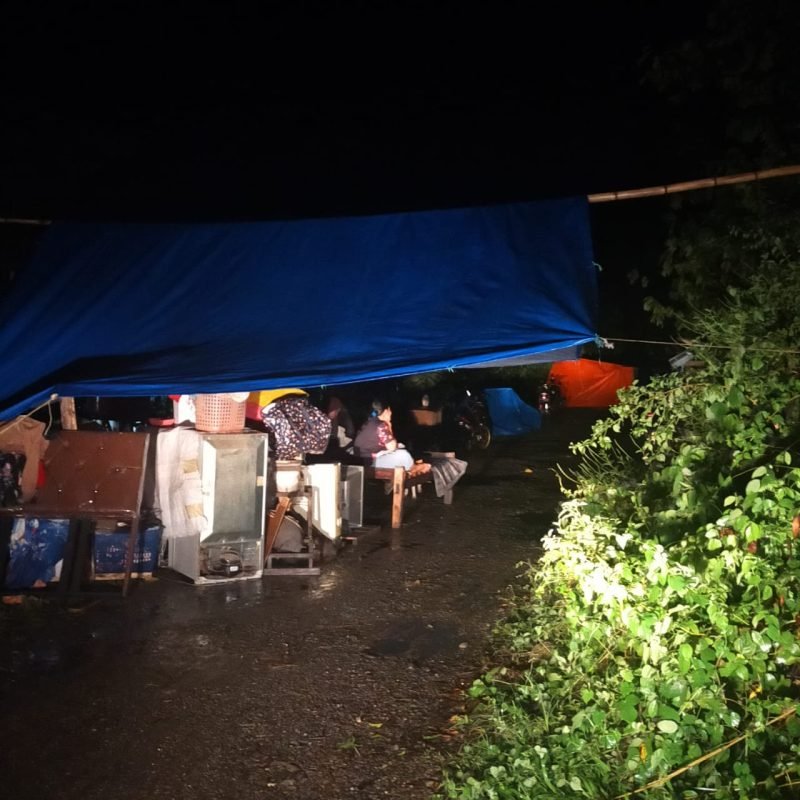 Sebagian Desa kayuangin Masih bertahan di tenda darurat mengungsi karena banjir. ( foto istimewa for INDIGO99COM ) 