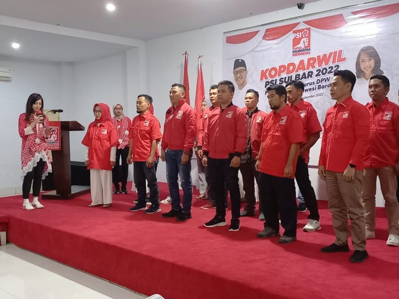 Sekjen DPP PSI, Dea Tunggaesti melantik pengurus PSI Prov. Sulbar.