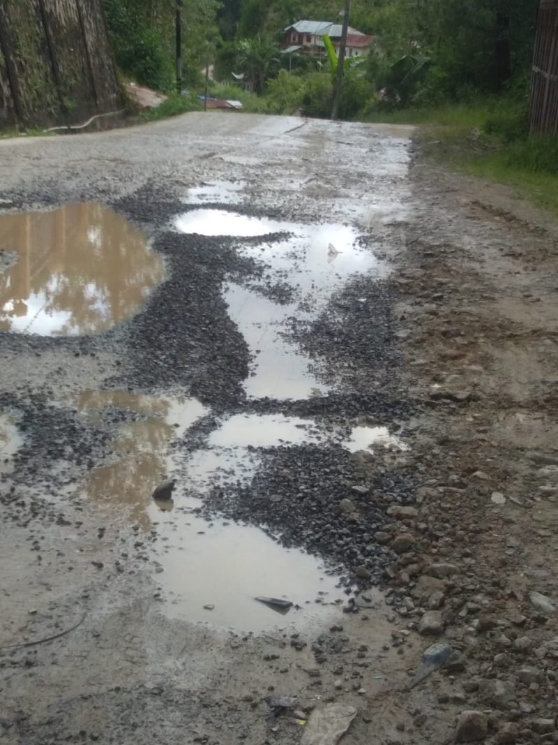 Kondisi jalan yang biayai dana PEN 2022 dengan nilai 2,1 Miliar sudah mengalami kerusakan. (Zulkipili/Foto)
