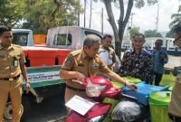 Gubernur Sulbar ABM menyerahkan bantuan kendaraan kepada pedagang ikan di Sulbar.(Tribunsulbar/Foto)