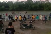 Tadi sore, warga melakukan pencarian saat prempuan Sinar, jadi korban terkaman buaya di sungai Benggaulu Karosaa.( Ogut/Foto)