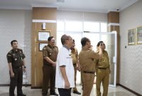 Pj Gubernur Sulbar berkunjung di kantor Kejati Sulbar.(foto/anto)
