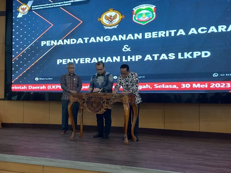 Ketua DPRD Mateng Arsal Aras bersama wakil bupati Mateng Muh Amin Jasa, teken penerimaan LHP 2022.(Foto/Aji) 