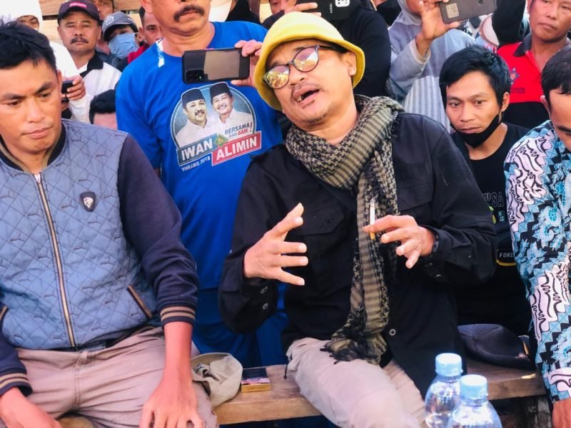 Kordinator aksi Muhaimin Faizal menyampaikan aspirasinya lewat dialog dengan pihak PT Abipraya dan pihak Balai.(Foto/Indigo99)