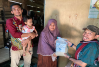 Kabid Hortikultura TPHP Sulbar, Hermanto menyerahkan bantuan ke keluarga yang menderita stunting.(Foto/Horti)