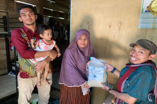 Kabid Hortikultura TPHP Sulbar, Hermanto menyerahkan bantuan ke keluarga yang menderita stunting.(Foto/Horti)
