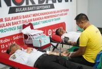 Pj Gubernur Sulbar terlihat mengikuti donor darah.(Foto/humas)