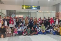 Warga transmigrasi asal Yogyakarta tiba di Bandara Mamuju.(Foto/Dian) 