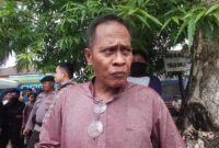 Salah seorang kelaurga terdakwa yang merasa kecewa terhadap pihak PN Mamuju yang sering tuda persidangan.(Foto/Rahman)