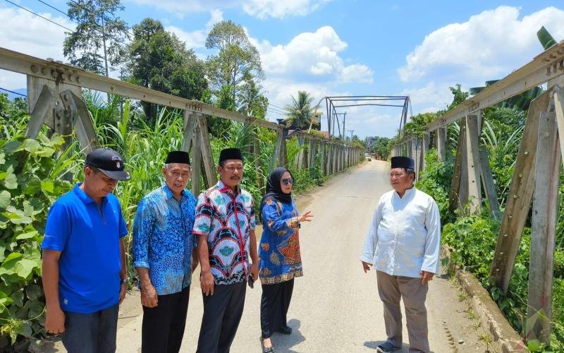 Suraidah Suhardi Saat Melihat Langsung Kondisi Jembatan Leling Barat-Tobadak. (Foto/Istimewa)