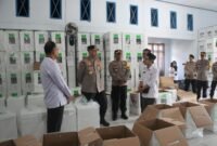 Kapolda Sulbar, Irjen Pol Adang Ginanjar memantau gudang losgitik Pemilu KPU Polman.(Foto/Diman)   
