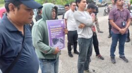 Anggota AJI KOta Mandar melakukan aksi damai di depan kantor KPU Sulbar.(Foto/Aji)