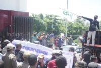 Massa PT BPC menggelar aksi unjuk rasa didepan kantor Gubernur Sulbar.(F/indigo99)