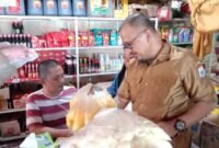 Kabid Pangan, Adnan terlihat mengecek harga - harga pangan dipasar.(F/Istimewa)