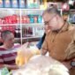 Kabid Pangan, Adnan terlihat mengecek harga - harga pangan dipasar.(F/Istimewa)