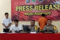 Kapolres Pasangkayu memberikan keterangan pers terkait pengungkapan kasus pembunuhan berencana.(F/Humas)