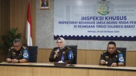 Inspektur Inspektorat Keuangan Jaksa Muda Pengawasan ( Jamwas ) Yeni Andriani berada di Kejati Sulbar.(F/Anto)