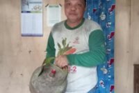 Seorang warga Malunda, Muhran, memperlihatkan tabung 3 Kg yang baru saja dibelinya seharga 40 ribu rupiah.(F/Istimewa)